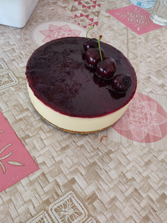 Una foto de Tarta de queso, chocolate blanco y mermelada de cerezas 🍒