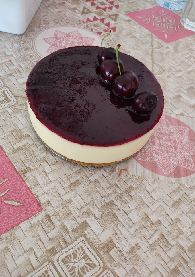 Una foto de Tarta de queso, chocolate blanco y mermelada de cerezas 🍒