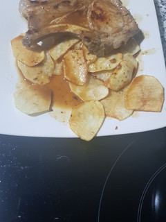 Una foto de Chuletas de cerdo de castaña con vino