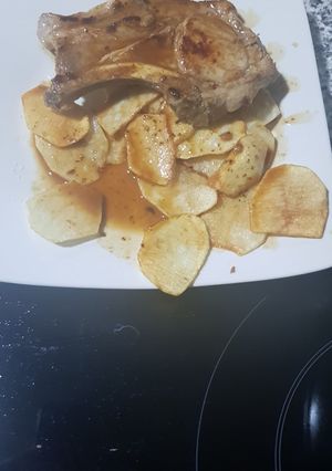 Una foto de Chuletas de cerdo de castaña con vino