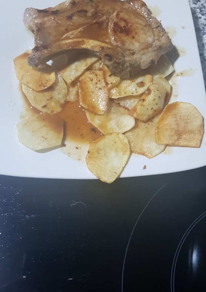 Una foto de Chuletas de cerdo de castaña con vino