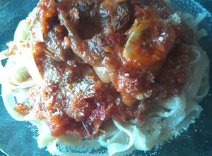 Una foto de Estofado de carne con fideos blancos