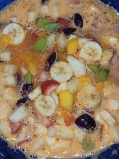 Una foto de Ensalada de frutas con jugo de naranja y zanahoria