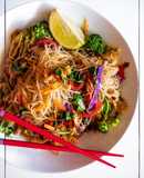 Pad Thai sin gluten con verduras y salsa de soja con cacahuete🥜