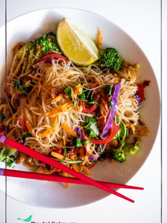 Una foto de Pad Thai sin gluten con verduras y salsa de soja con cacahuete🥜