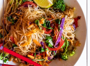 Foto principal de Pad Thai sin gluten con verduras y salsa de soja con cacahuete🥜
