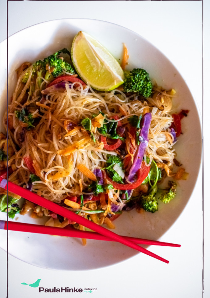 Una foto de Pad Thai sin gluten con verduras y salsa de soja con cacahuete🥜