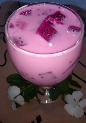 Hình của món Sinh tố thanh long đỏ.
