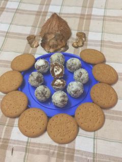 फनी बिस्कीट बॉल (biscuit balls recipe in marathi) रेसिपी चे मुख्य फोटो