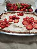 Tarta de chocolinas con chantillí, dulce de leche y frutilla