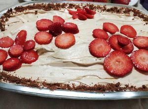 Foto principal de Tarta de chocolinas con chantillí, dulce de leche y frutilla