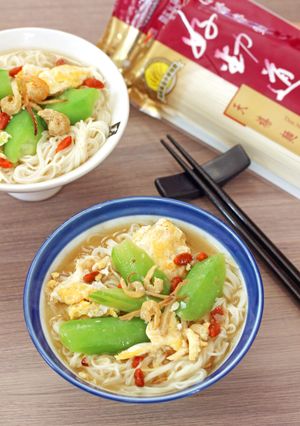 【愛在家裡麵x好勁道】麻油絲瓜蛋細麵 的食譜成品照片