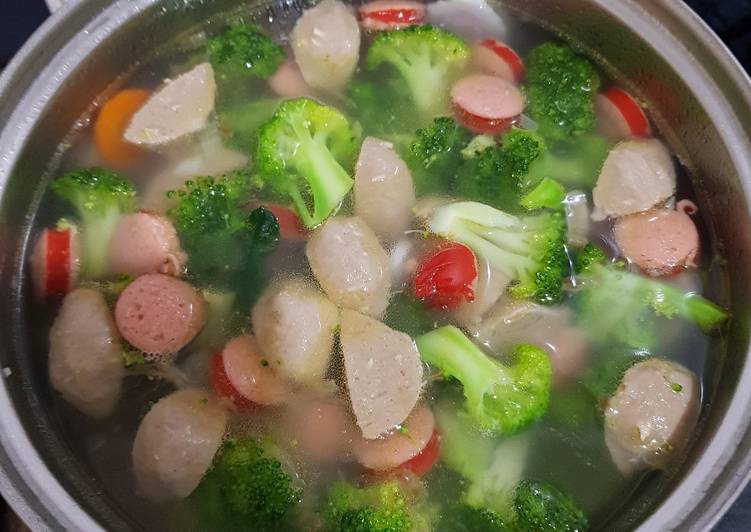Resep Sop Brokoli Bakso Sosis yang Enak Banget