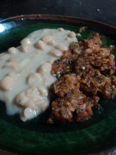 Una foto de Chicharrón en salsa de pulque y frijoles encremados al estilo San Diego a Las Correa. México