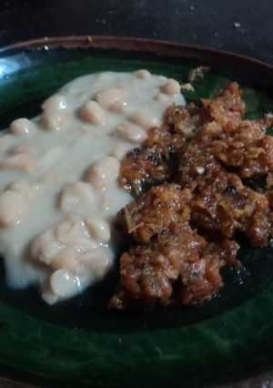 Una foto de Chicharrón en salsa de pulque y frijoles encremados al estilo San Diego a Las Correa. México