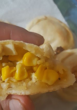 Una foto de Empanaditas de choclo con pollo, salsa blanca y queso