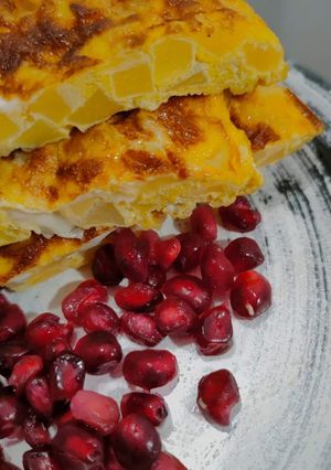 Zdjęcie przepisu Omlet z jabłkiem i mozzarellą.