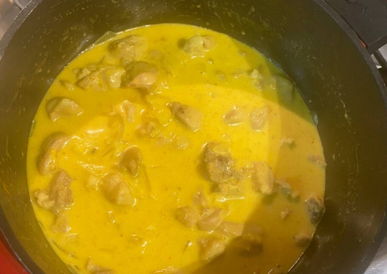 Pollo agridulce con curry y salsa de ananá y banana