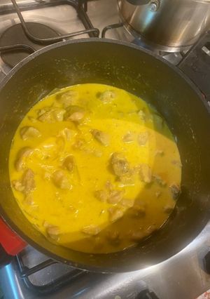Una foto de Pollo agridulce con curry y salsa de ananá y banana