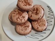 Une photo de ganache chocolat macarons