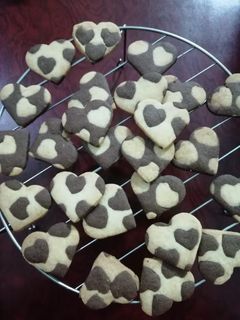 Eggless chocolate vanilla heart shape cookies रेसिपी मुख्य फोटो