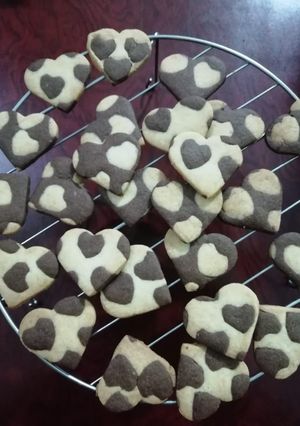 Eggless chocolate vanilla heart shape cookies रेसिपी मुख्य फोटो