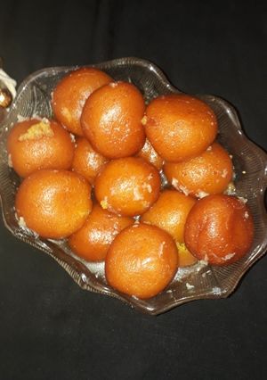 सूजी के गुलाब जामुन(Suji ke gulab jamun recipe in Hindi) रेसिपी मुख्य फोटो
