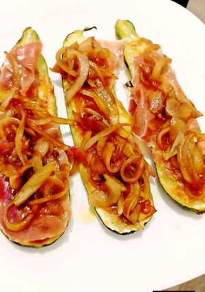 Foto di Zucchine Ripiene di Prosciutto e Formaggio con Cipolle alla Soia