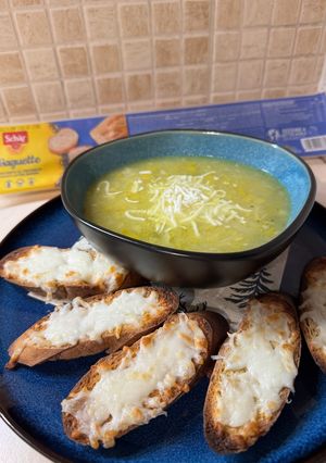 Hagymaleves gluténmentes sajtos baguette szeletekkel recept fotója