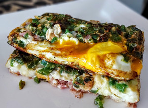 Una foto de HUEVOS CUADRADOS, Rellenos de Pimentón🌶️Verde y Tocineta🥓...!