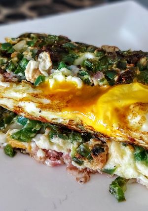 Una foto de HUEVOS CUADRADOS, Rellenos de Pimentón🌶️Verde y Tocineta🥓...!