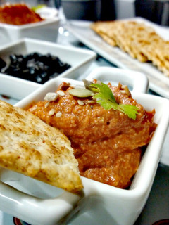 Una foto de Muhammara o paté de pimientos y nueces