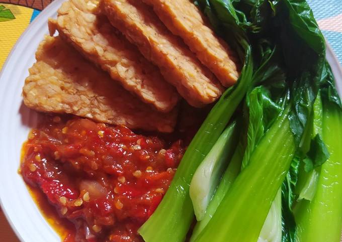 Tempe goreng,sambel tomat lalap pokcoy