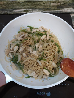 Una foto de Fideos chinos con pollo y verdura