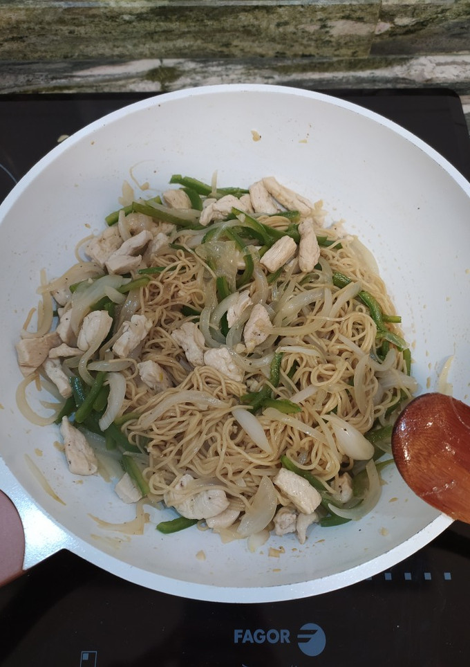 Una foto de Fideos chinos con pollo y verdura
