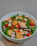 Salad cá hồi áp chảo sốt sữa chua