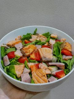 Hình của món Salad cá hồi áp chảo sốt sữa chua.