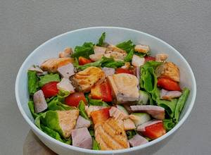 Hình của món Salad cá hồi áp chảo sốt sữa chua.