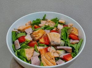 Hình của món Salad cá hồi áp chảo sốt sữa chua.