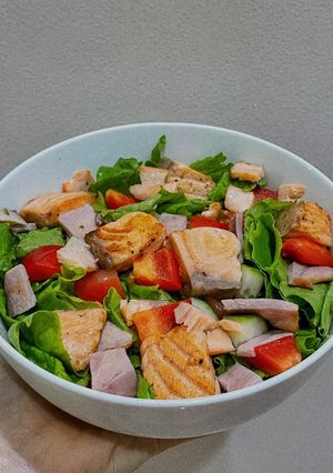 Hình của món Salad cá hồi áp chảo sốt sữa chua.