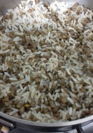 Una foto de Arroz con lentejas