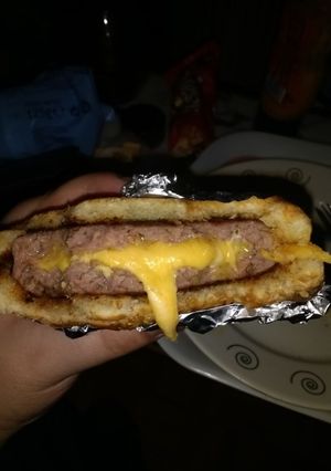 Una foto de Hamburguesa preñada de queso, caramelizada