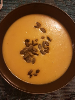 Une photo de Soupe de butternut au lait de coco et lentilles corailles
