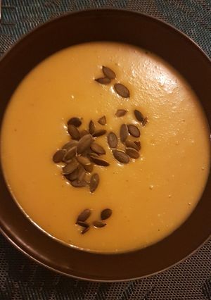 Une photo de Soupe de butternut au lait de coco et lentilles corailles