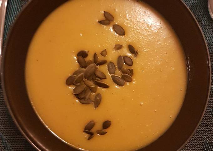 Soupe de butternut au lait de coco et lentilles corailles