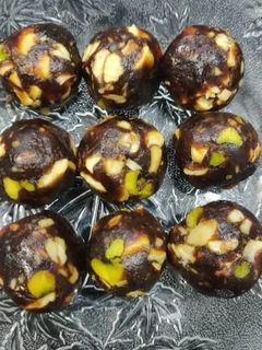ड्राई फ्रूट्स लड्डू (dry fruits ladoo recipe in Hindi) रेसिपी मुख्य फोटो