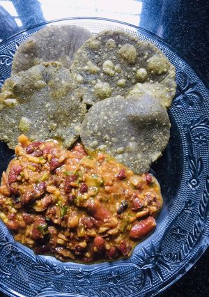 A picture of Pharhada (mullu murungai puris).