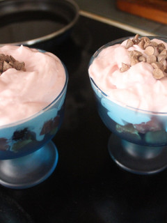 Una foto de Higos con sandía cubiertos de yogurt de fresa