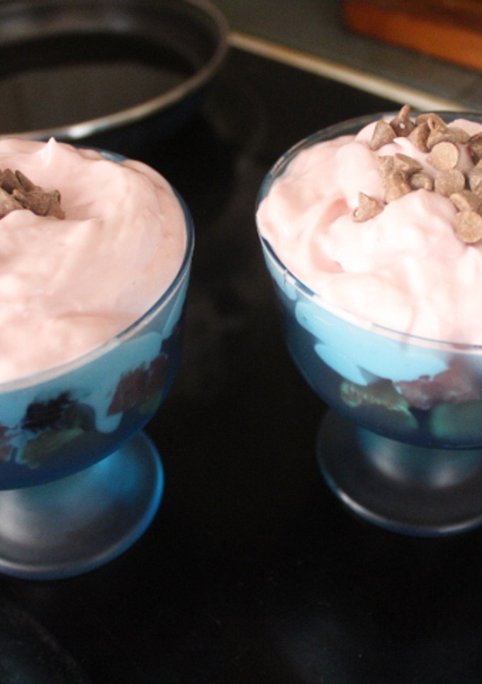 Una foto de Higos con sandía cubiertos de yogurt de fresa