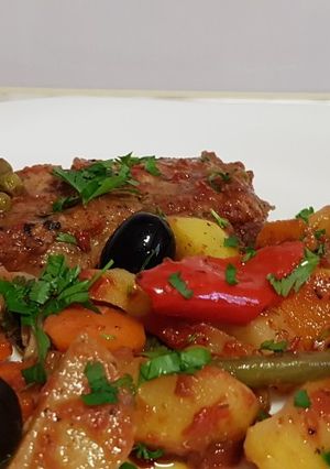 O poză a rețetei Friptură de porc cu cartofi și legume în sos de roșii cu usturoi.